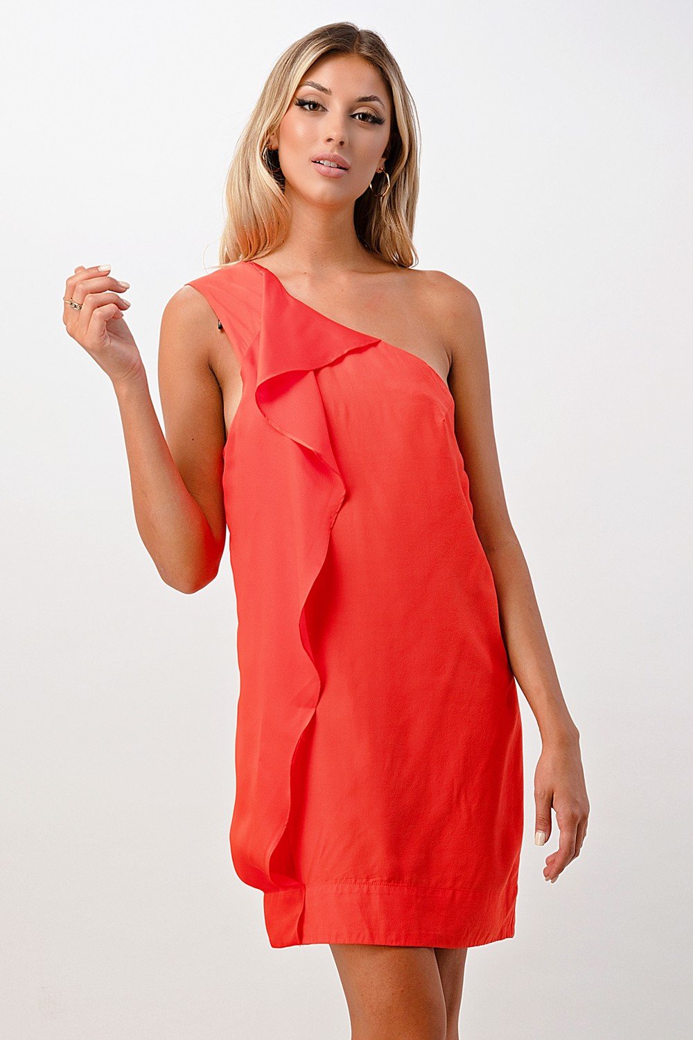 Minivestido con detalle de volante en un hombro