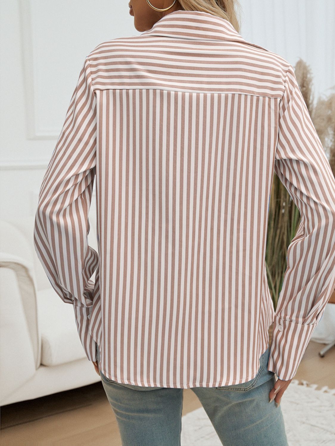 Camisa de manga larga con cuello a rayas y bolsillos