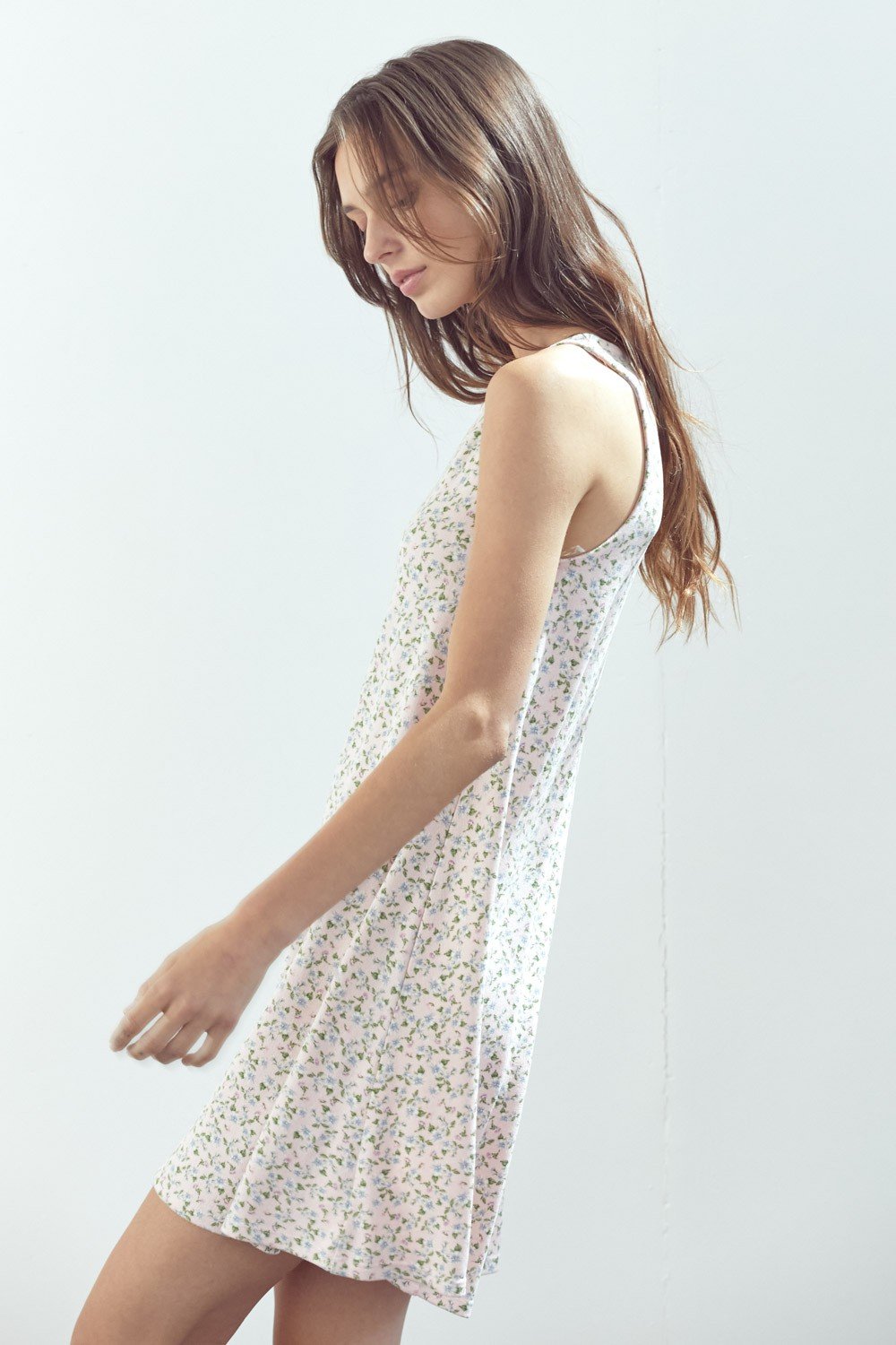Robe courte trapèze sans manches en maille fleurie marguerite