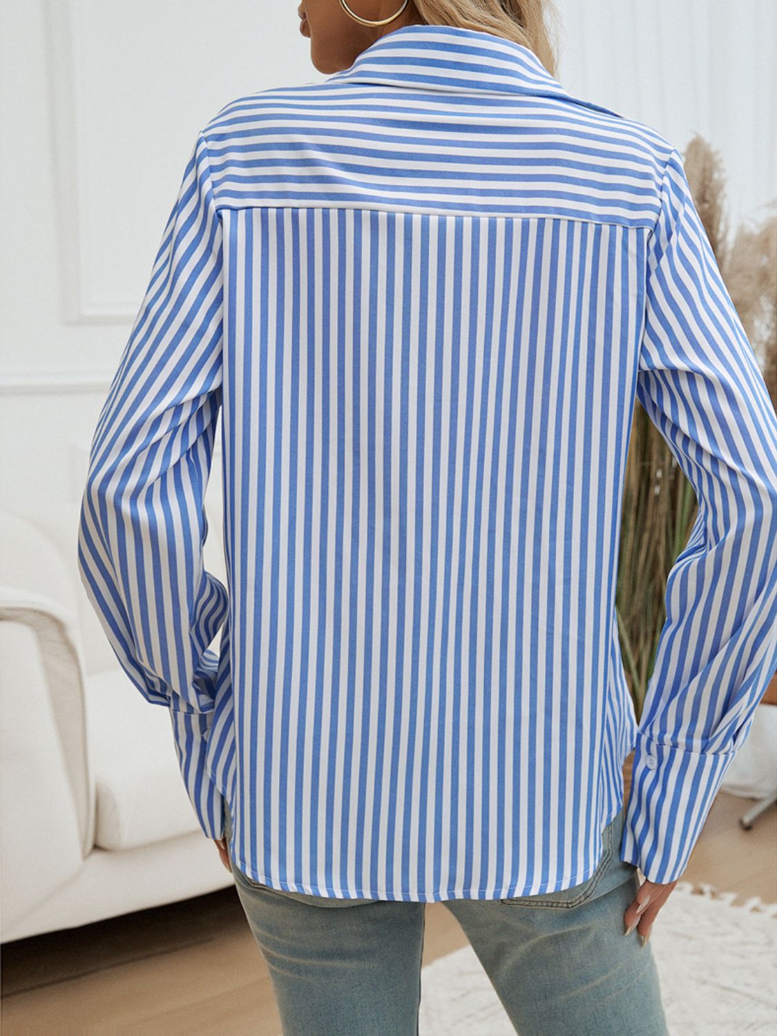 Camisa de manga larga con cuello a rayas y bolsillos