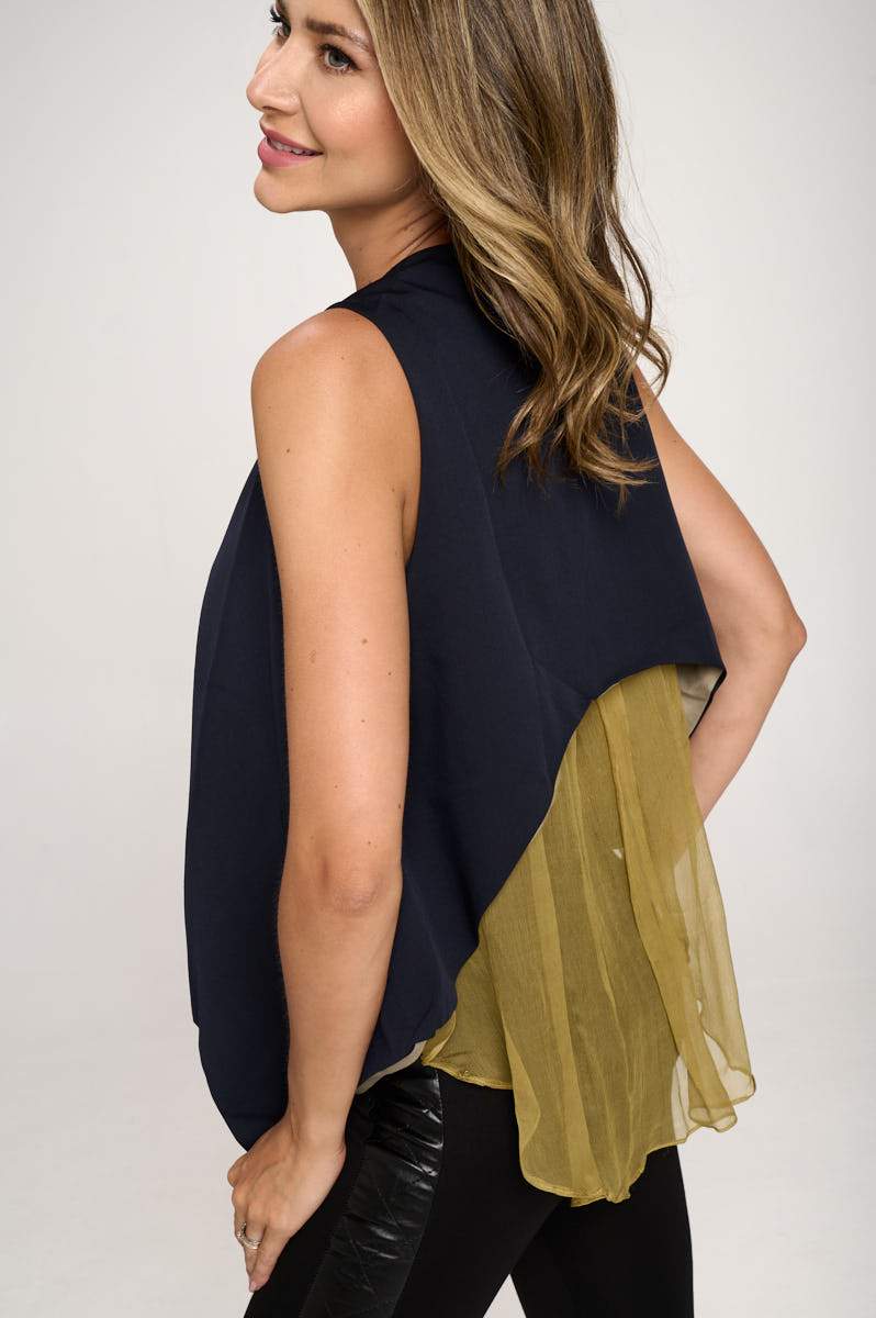 Gilet asymétrique boutonné sans manches avec ourlet superposé