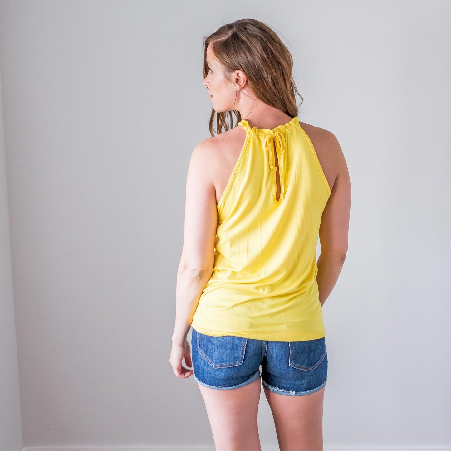 Camiseta sin mangas con cuello halter y abertura en la espalda