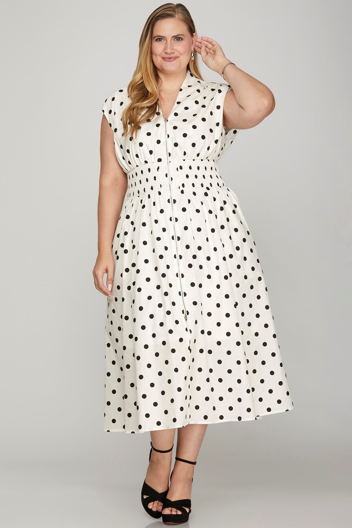 Vestido midi de lunares con manga corta y cremallera frontal de She + Sky