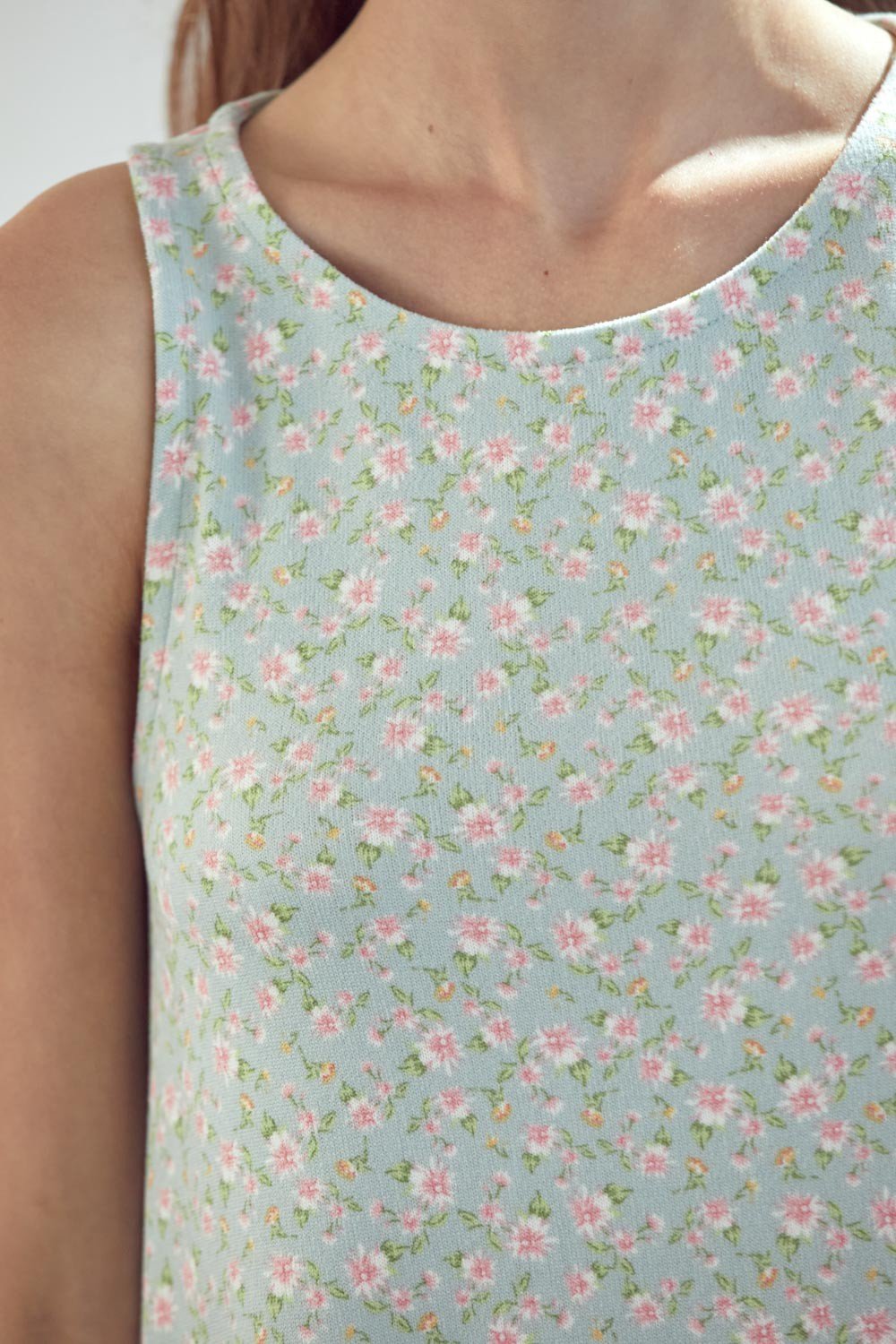 Robe courte trapèze sans manches en maille fleurie marguerite