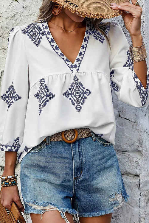 Blusa estampada con cuello en V y mangas tres cuartos