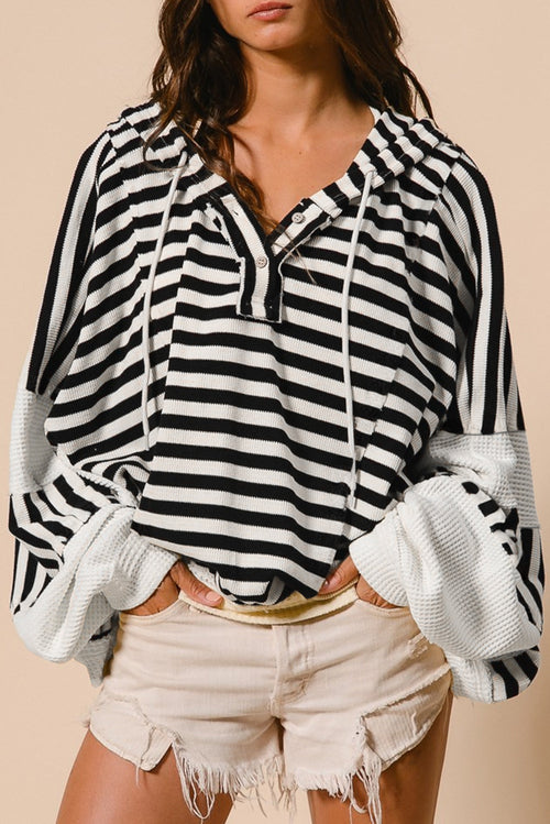 Top con capucha y mangas dolman con botones Henley de rayas extragrandes en blanco y negro