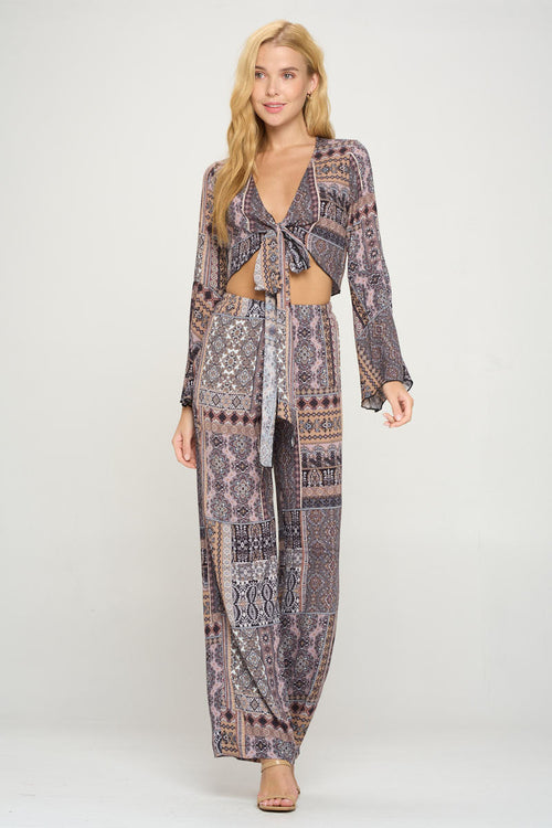 Conjunto de top corto con mangas acampanadas y pantalón de pierna ancha estilo bohemio chic