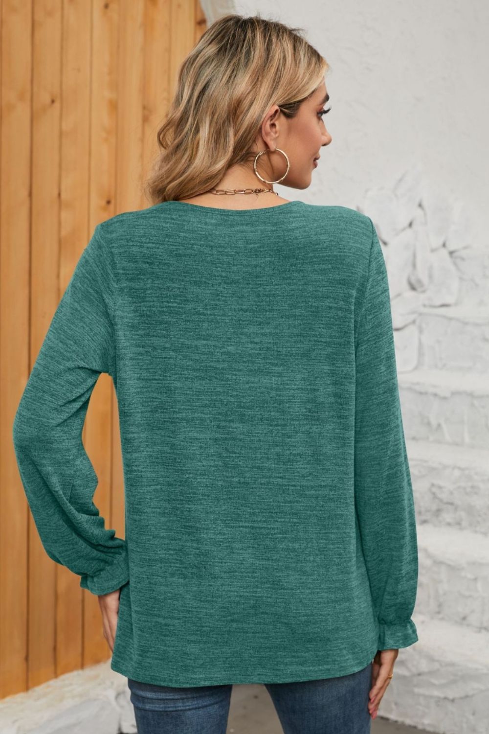 Camiseta fruncida con cuello redondo y mangas con volantes