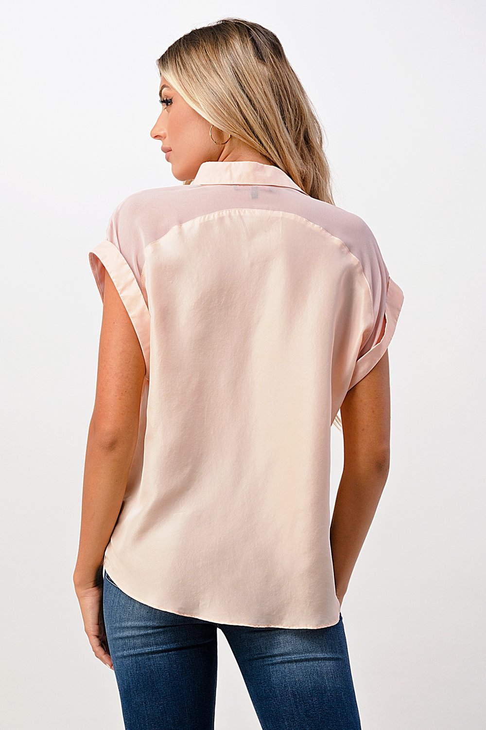 Blusa de satén con botones y mangas enrolladas