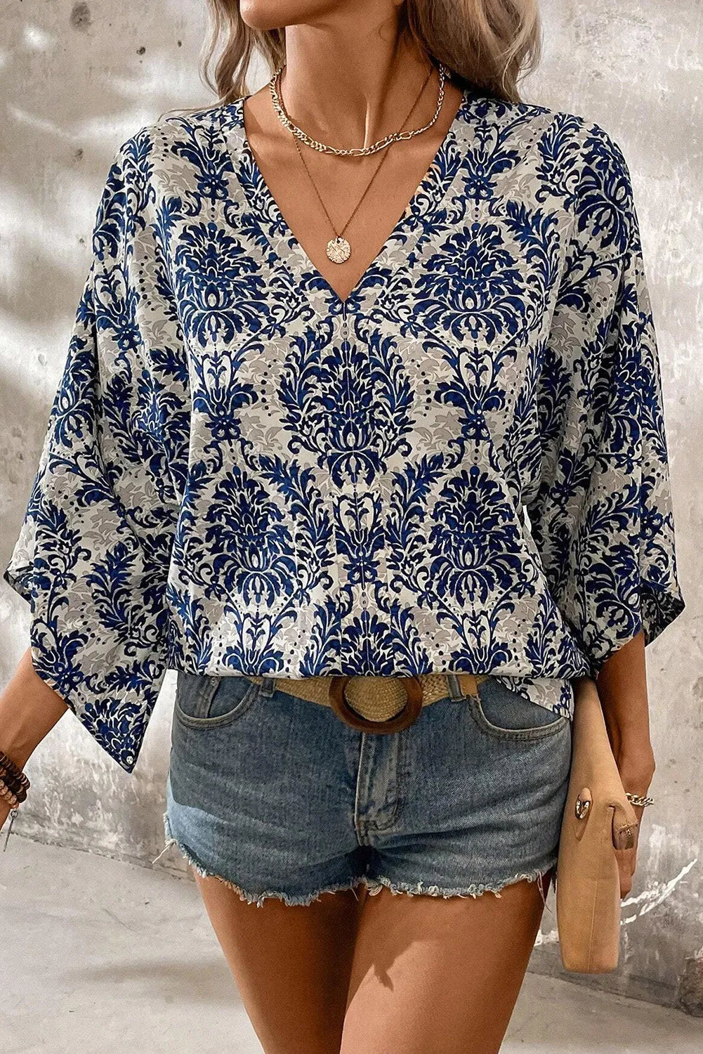 Blusa estampada con cuello en V y mangas tres cuartos