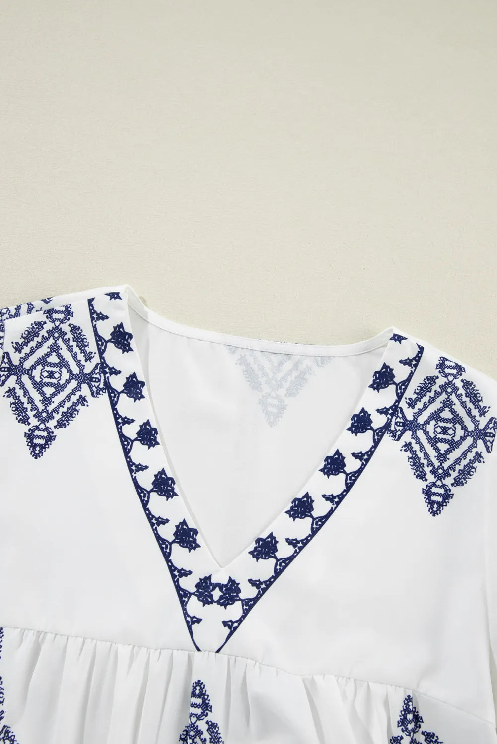 Blusa estampada con cuello en V y mangas tres cuartos