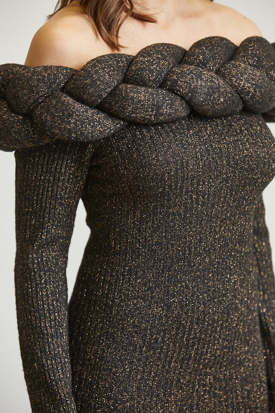 Vestido trenzado con hombros descubiertos