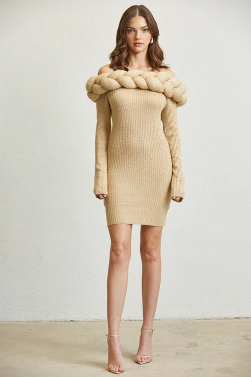 Vestido trenzado con hombros descubiertos