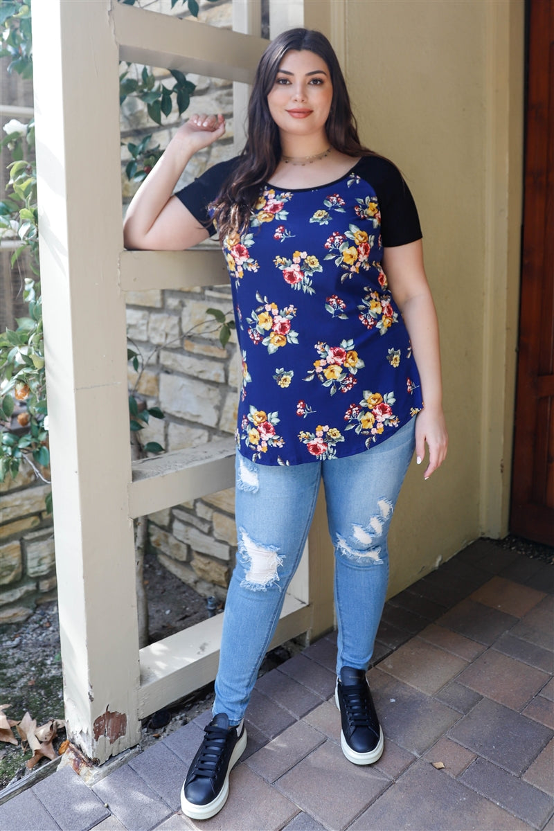Top con estampado floral y bloques de color negro acanalados