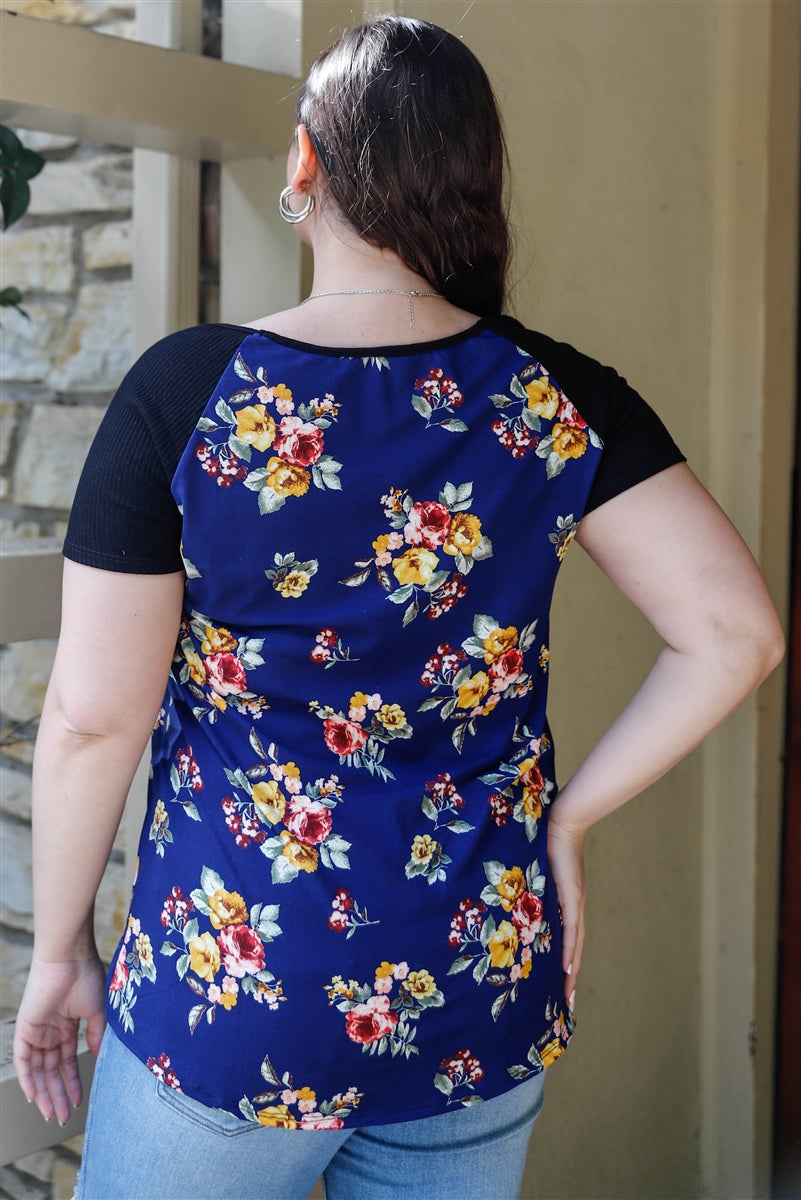Top con estampado floral y bloques de color negro acanalados