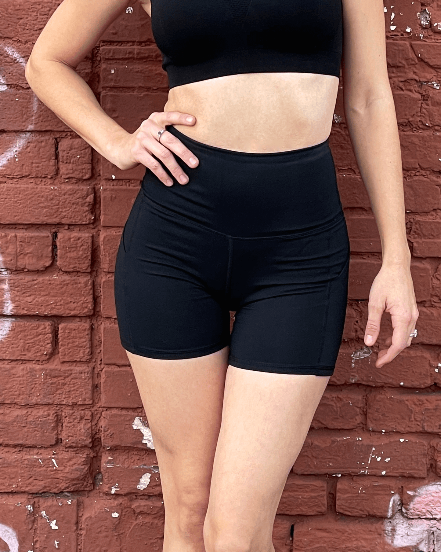 Jolie short de sport taille haute avec poches sur les hanches