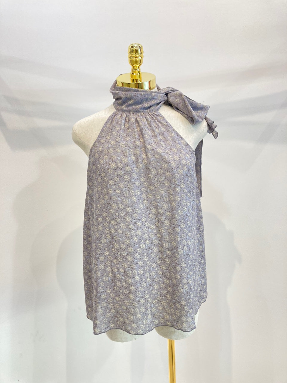 Top sin mangas con estampado floral y cuello halter con detalle de lazo