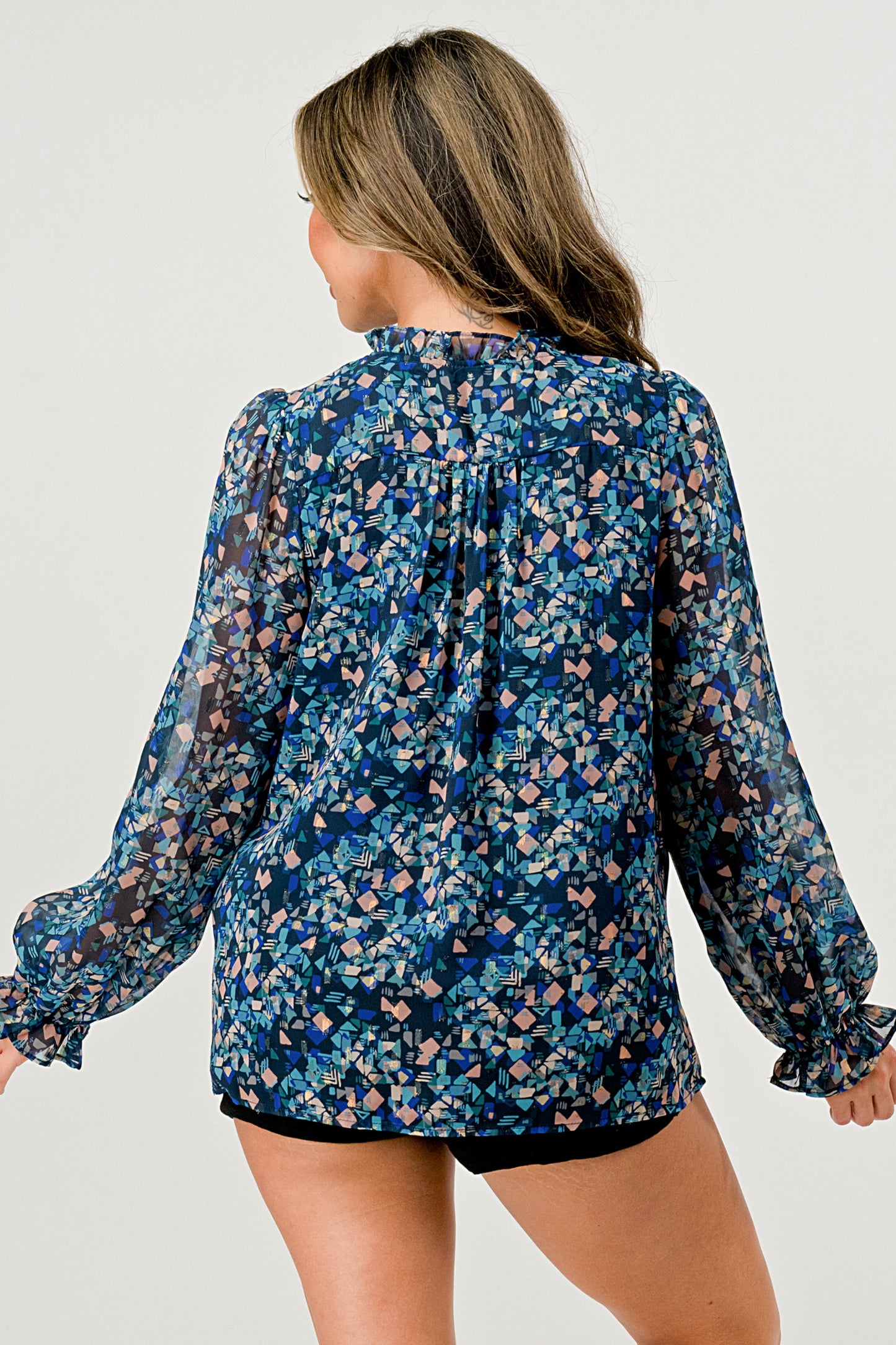 Blusa de manga larga con estampado transparente y detalle fruncido