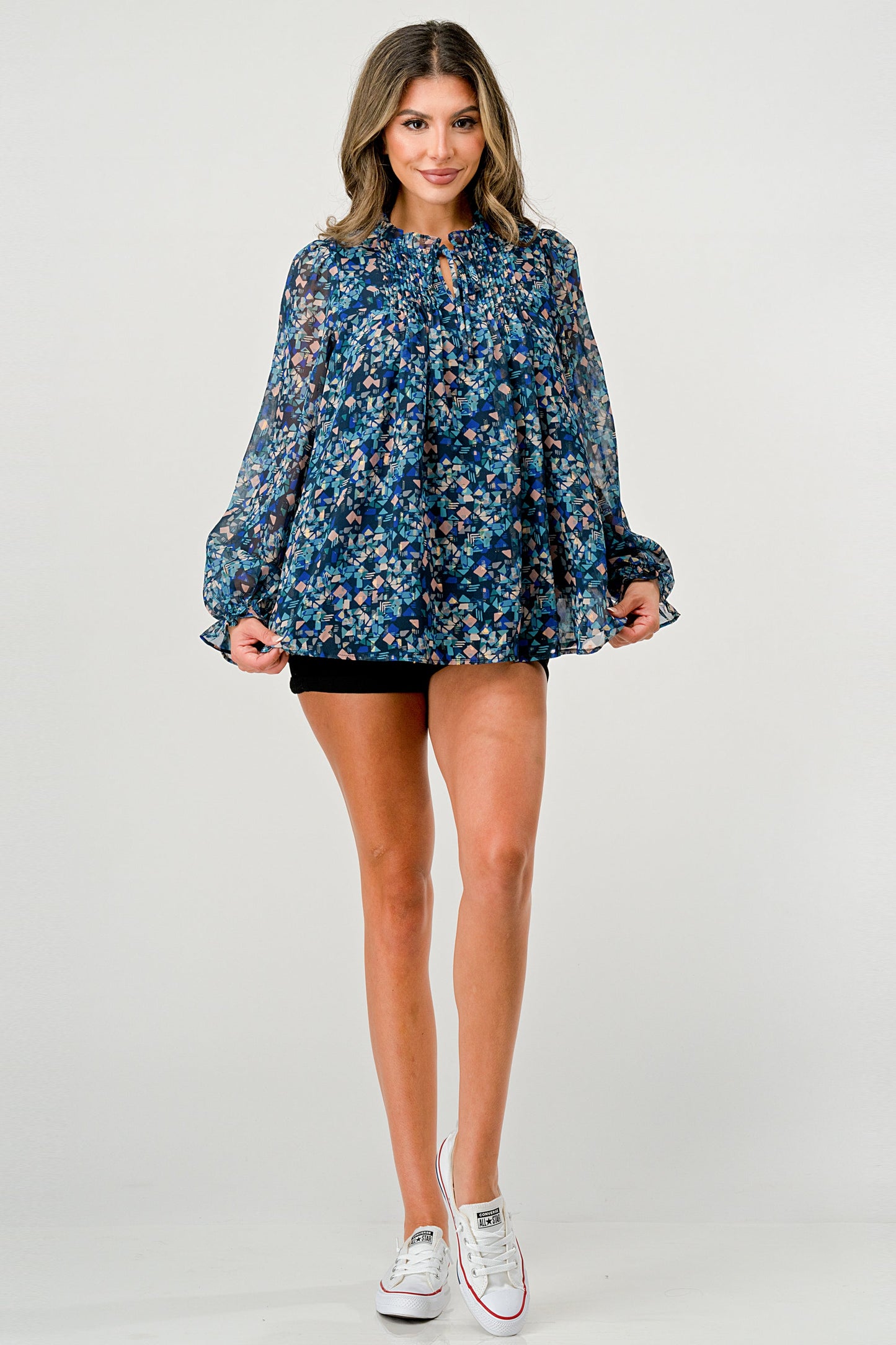 Blusa de manga larga con estampado transparente y detalle fruncido