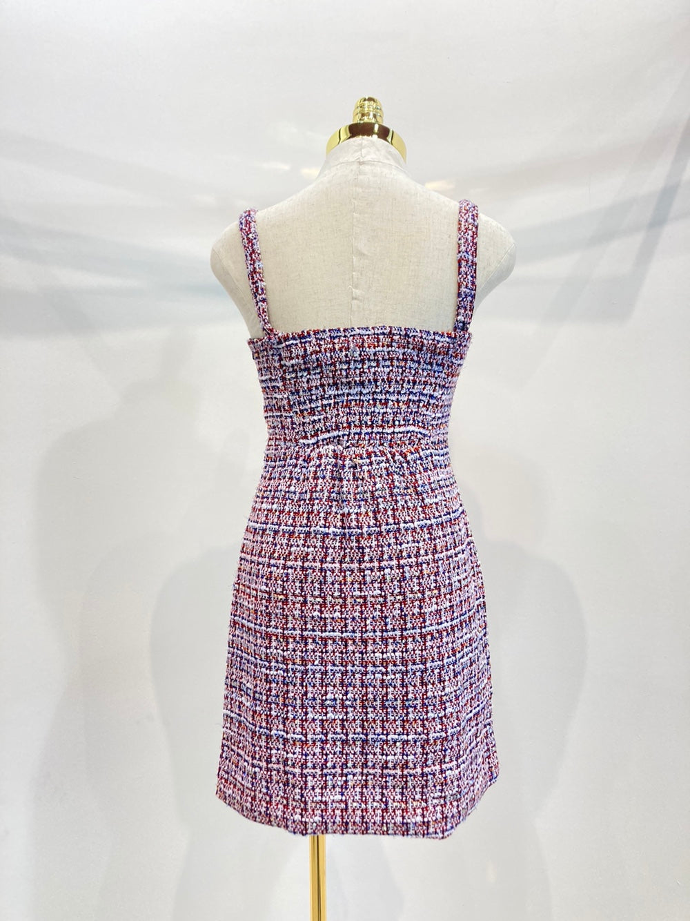 Mini-robe en tweed avec détails boutonnés – Classique et chic