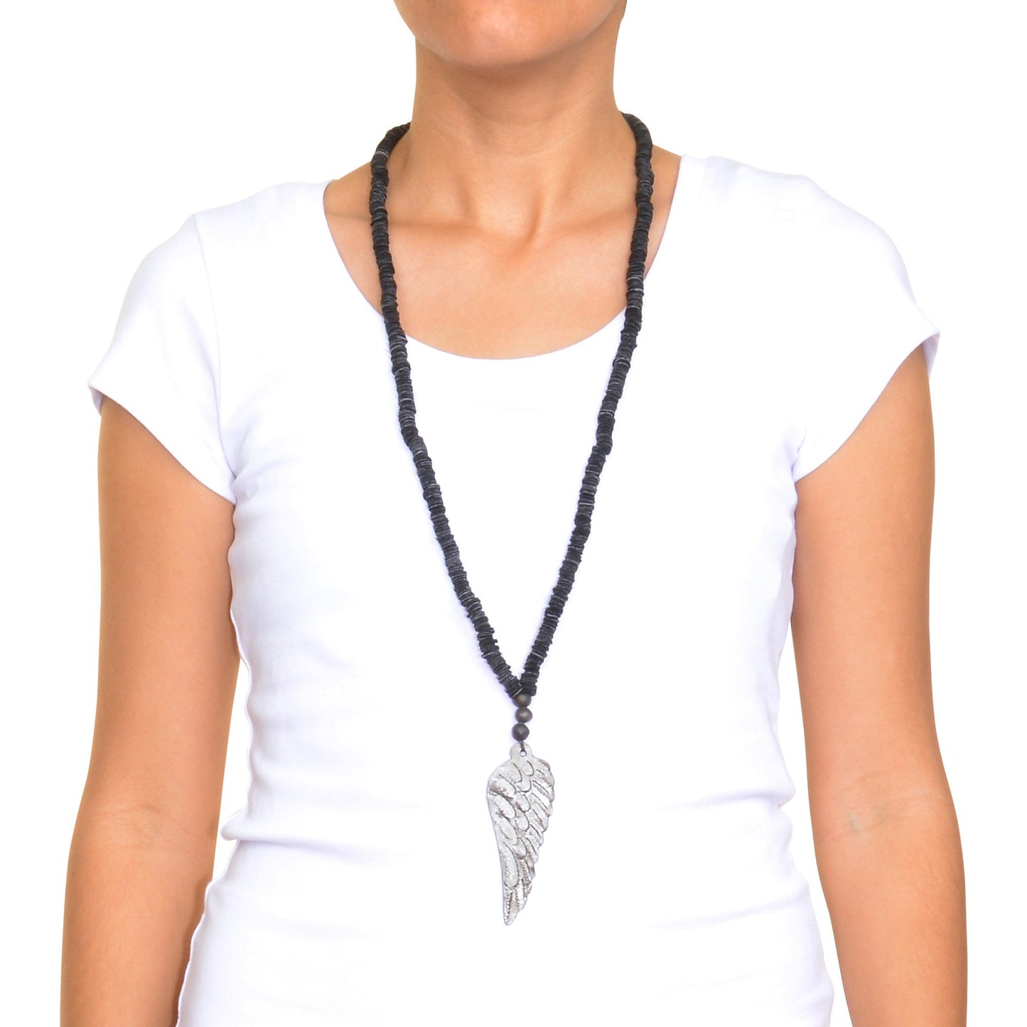 Collar de alas de cuero hecho en Haití