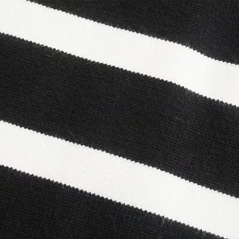 Suéter de punto a rayas blancas y negras
