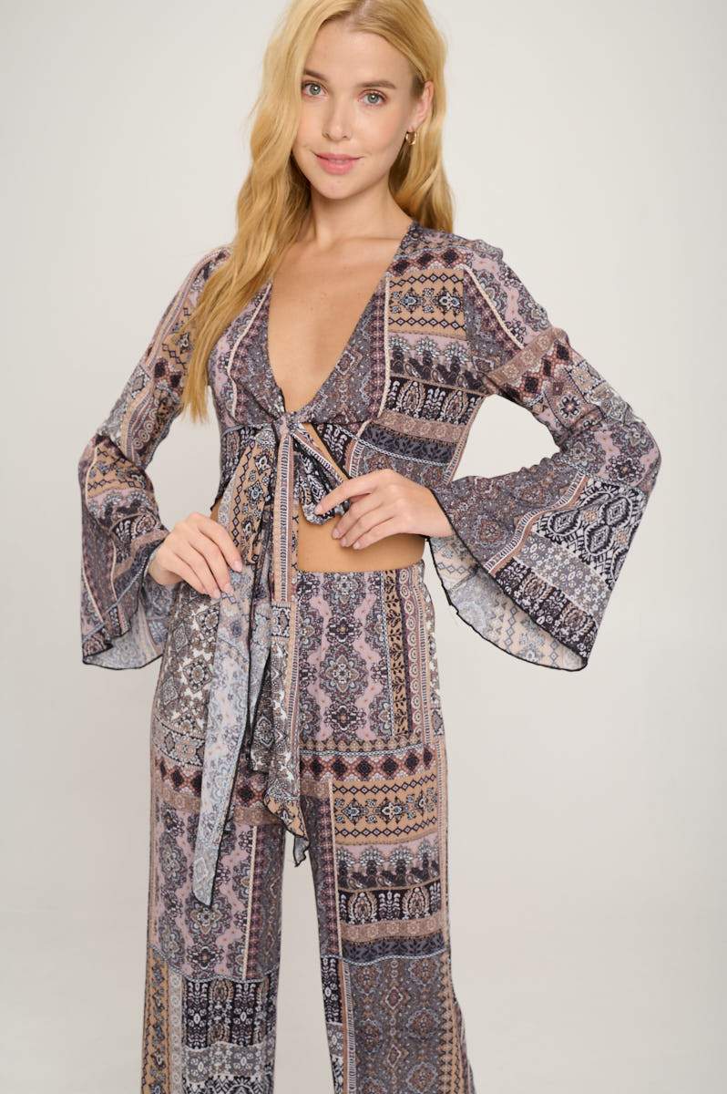Conjunto de top corto con mangas acampanadas y pantalón de pierna ancha estilo bohemio chic