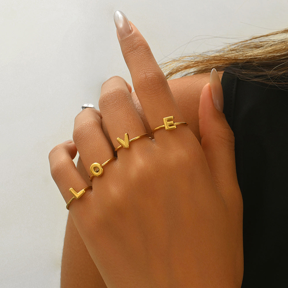 Bague alphabet moderne en acier inoxydable plaqué or 18 carats Lxalry avec accents sphériques poli miroir, bijoux hypoallergéniques pour femmes, sans danger pour la peau, ne se décolore pas, cadeau de luxe, lettres AZ complètes