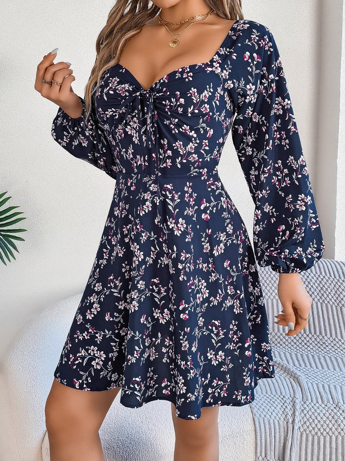 Vestido mini estampado con escote corazón y mangas globo