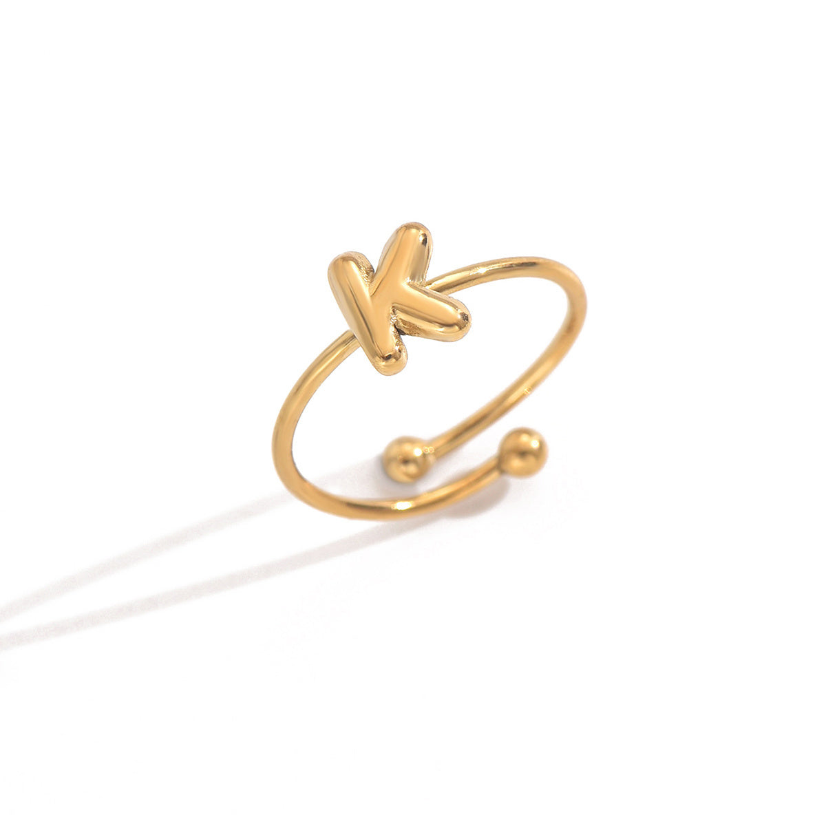 Bague alphabet moderne en acier inoxydable plaqué or 18 carats Lxalry avec accents sphériques poli miroir, bijoux hypoallergéniques pour femmes, sans danger pour la peau, ne se décolore pas, cadeau de luxe, lettres AZ complètes