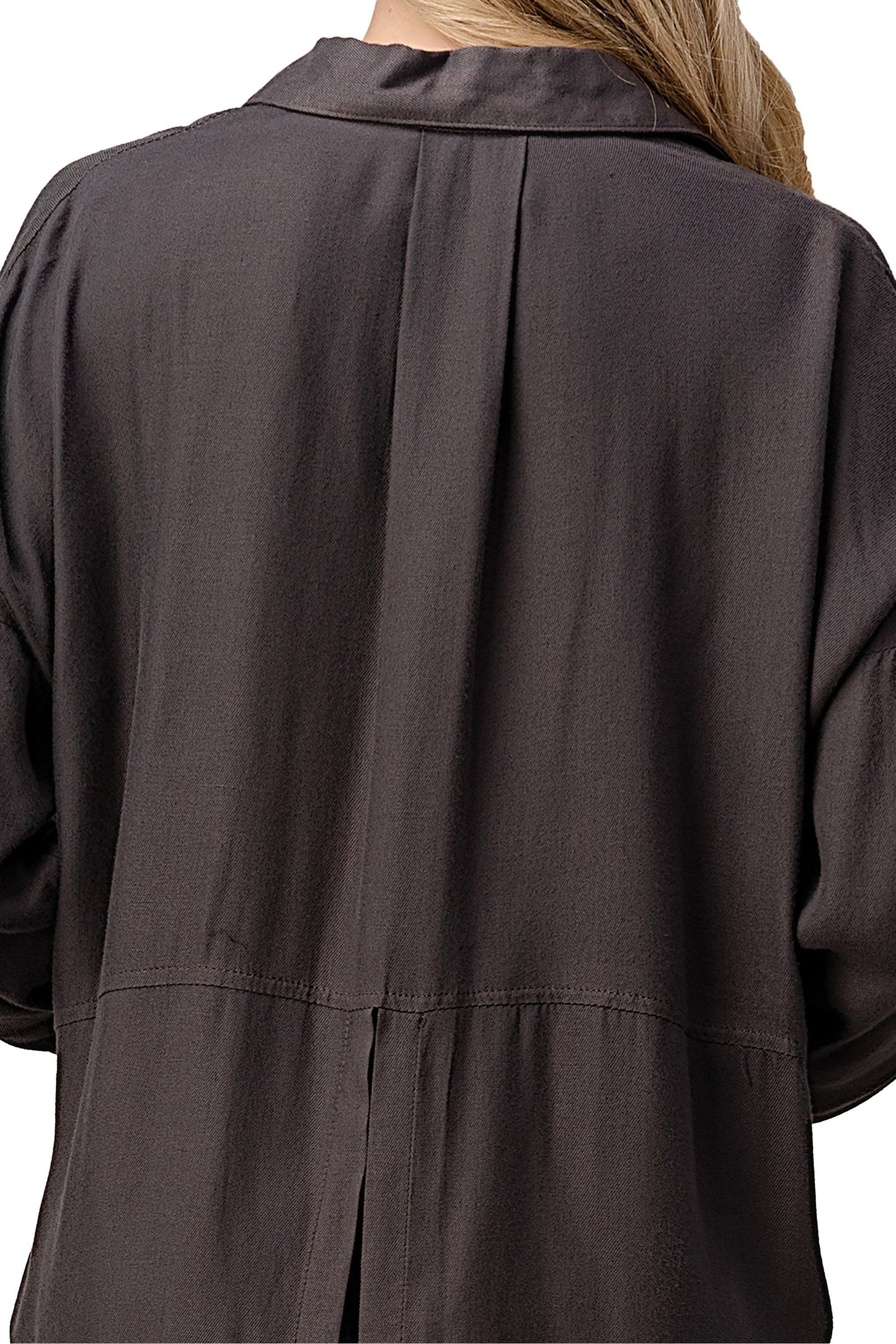 Camisa oversize con botones y bolsillos delanteros