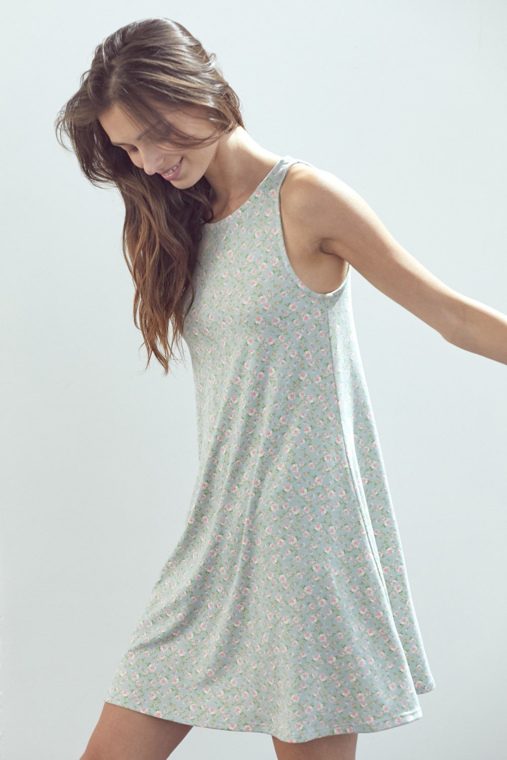Robe courte trapèze sans manches en maille fleurie marguerite