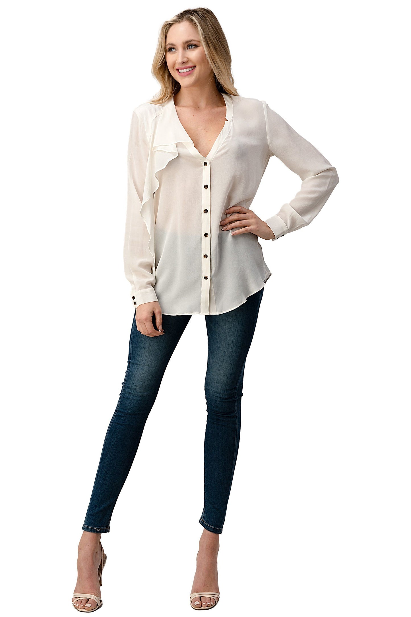 Blusa con botones y detalle de volantes