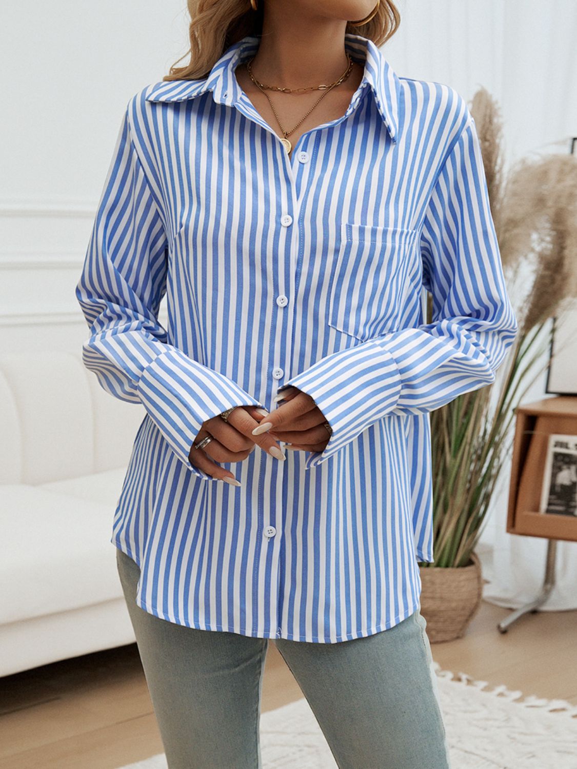 Camisa de manga larga con cuello a rayas y bolsillos