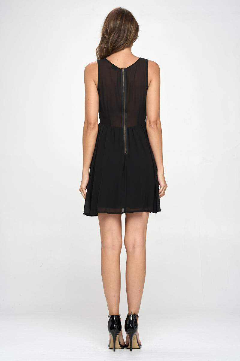 Robe ajustée et évasée sans manches découpée au laser pour femme