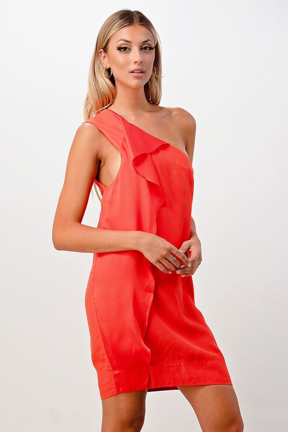 Minivestido con detalle de volante en un hombro