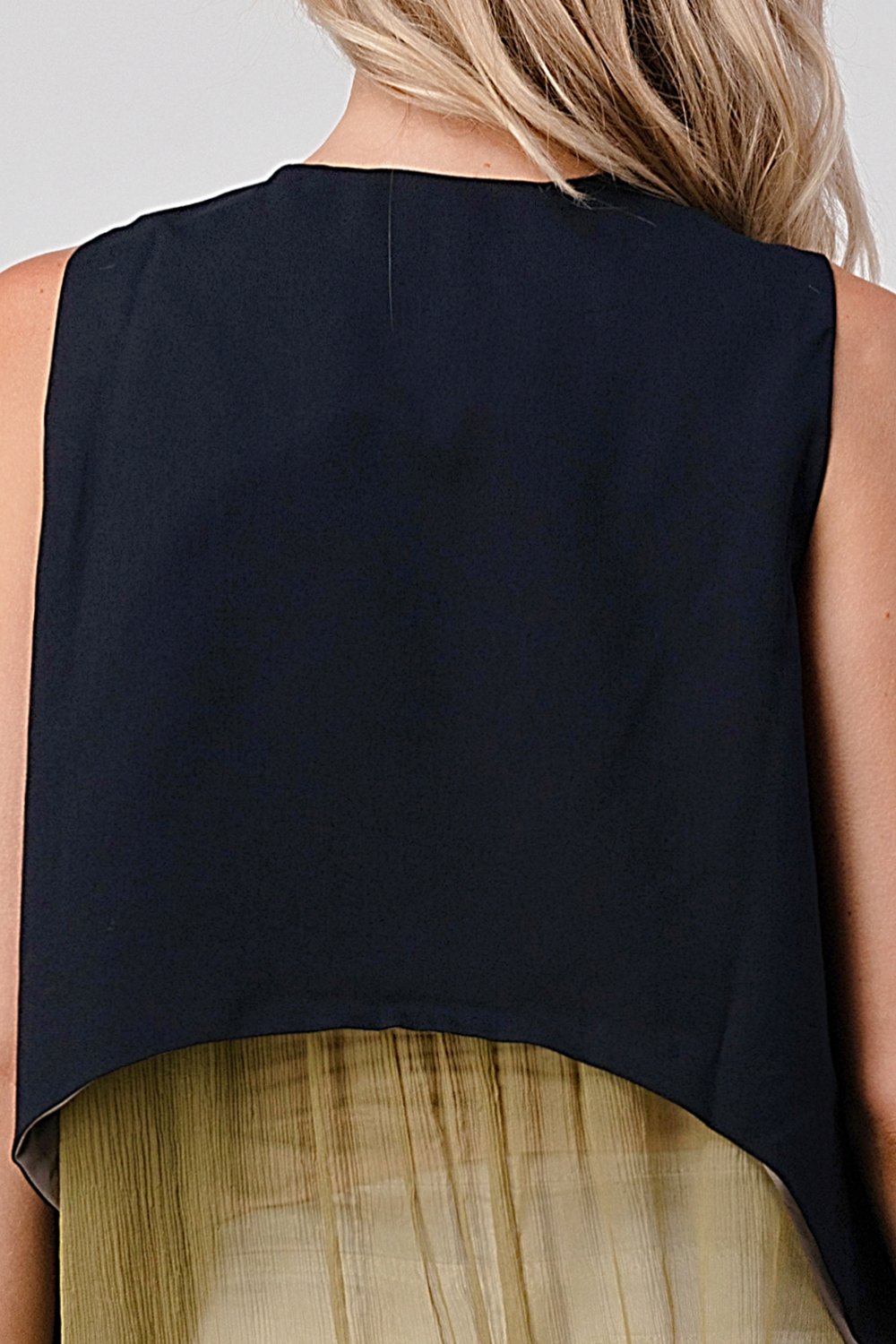Gilet asymétrique boutonné sans manches avec ourlet superposé