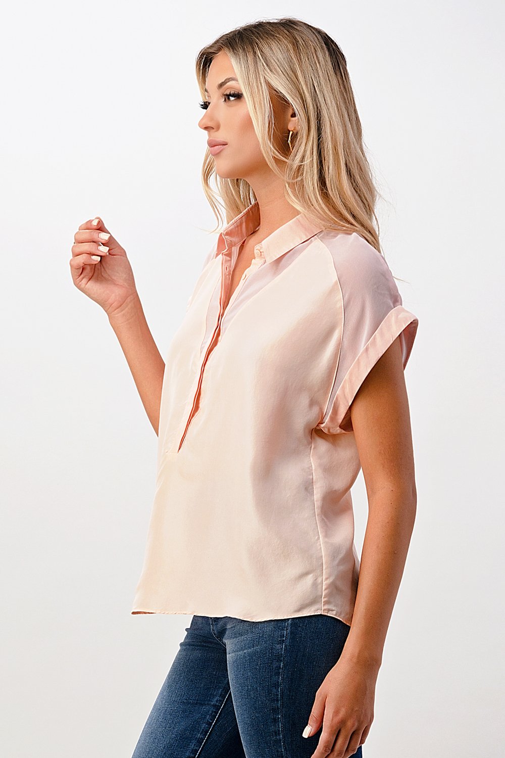 Blusa de satén con botones y mangas enrolladas