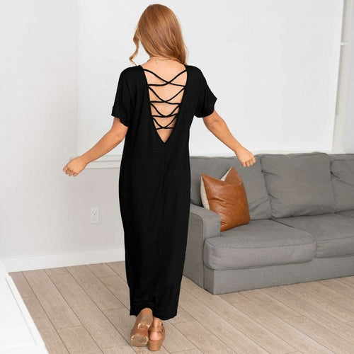 Vestido largo de manga corta con cordones cruzados y aberturas laterales.