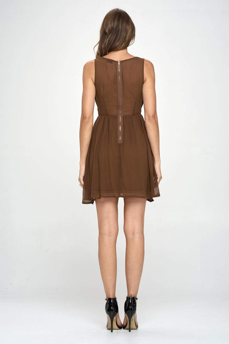 Robe ajustée et évasée sans manches découpée au laser pour femme