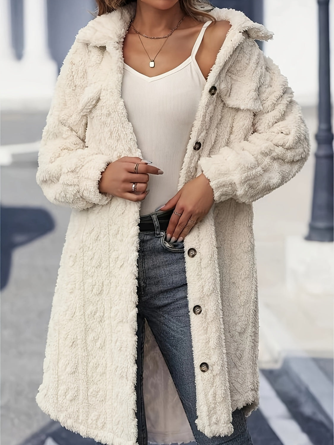 Manteau long boutonné à manches longues et duveteux