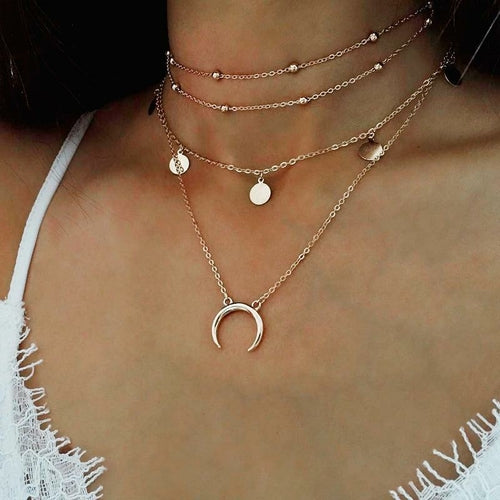 Collier à plusieurs niveaux avec croissant de lune et corne