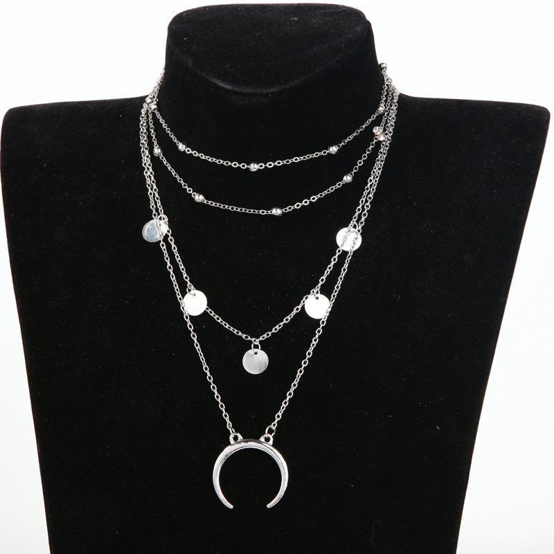 Collier à plusieurs niveaux avec croissant de lune et corne