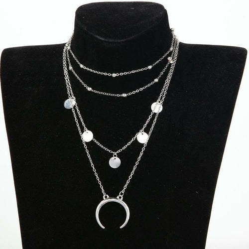 Collier à plusieurs niveaux avec croissant de lune et corne