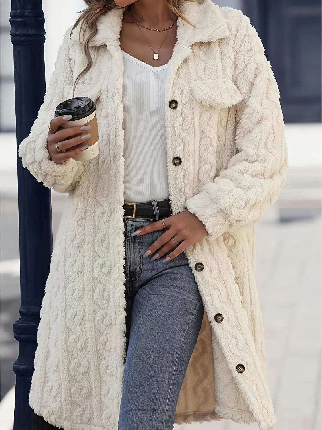 Manteau long boutonné à manches longues et duveteux