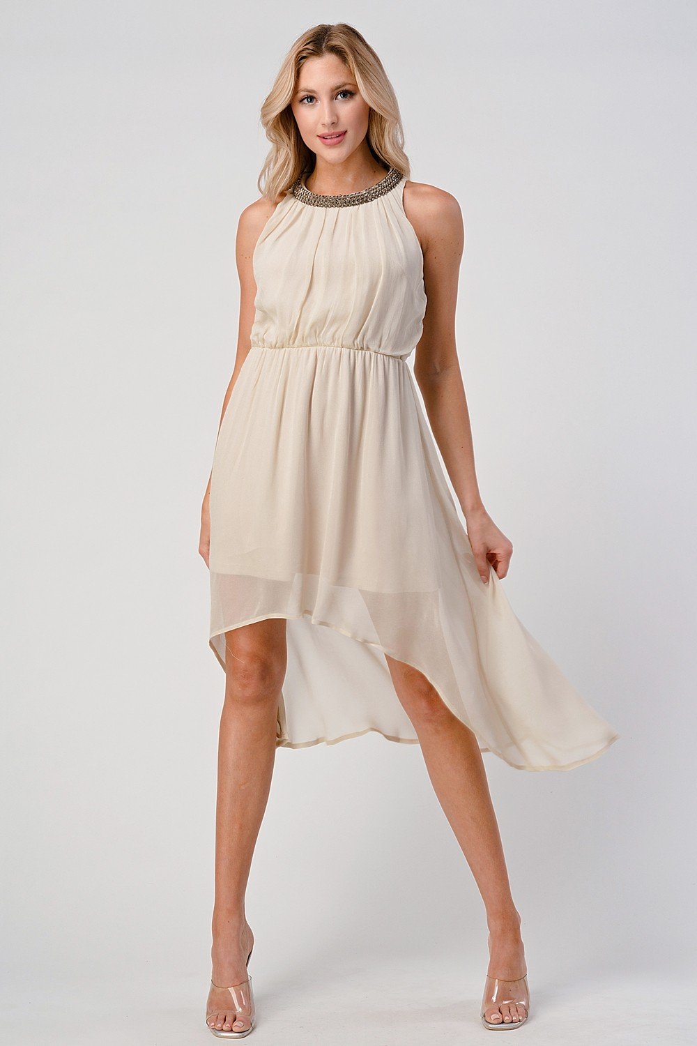 Vestido sin mangas con escote alto y bajo con cuentas
