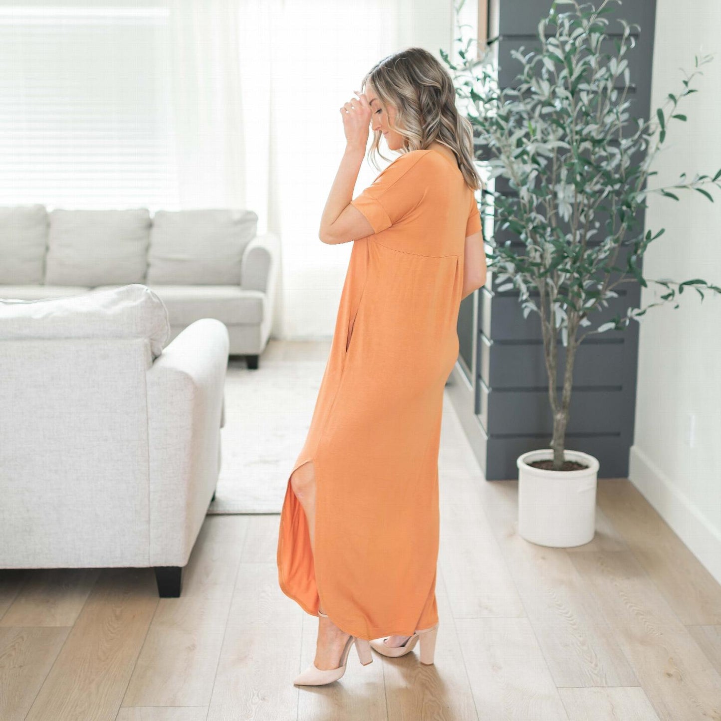 Robe longue en viscose à manches courtes et col en V avec fente latérale