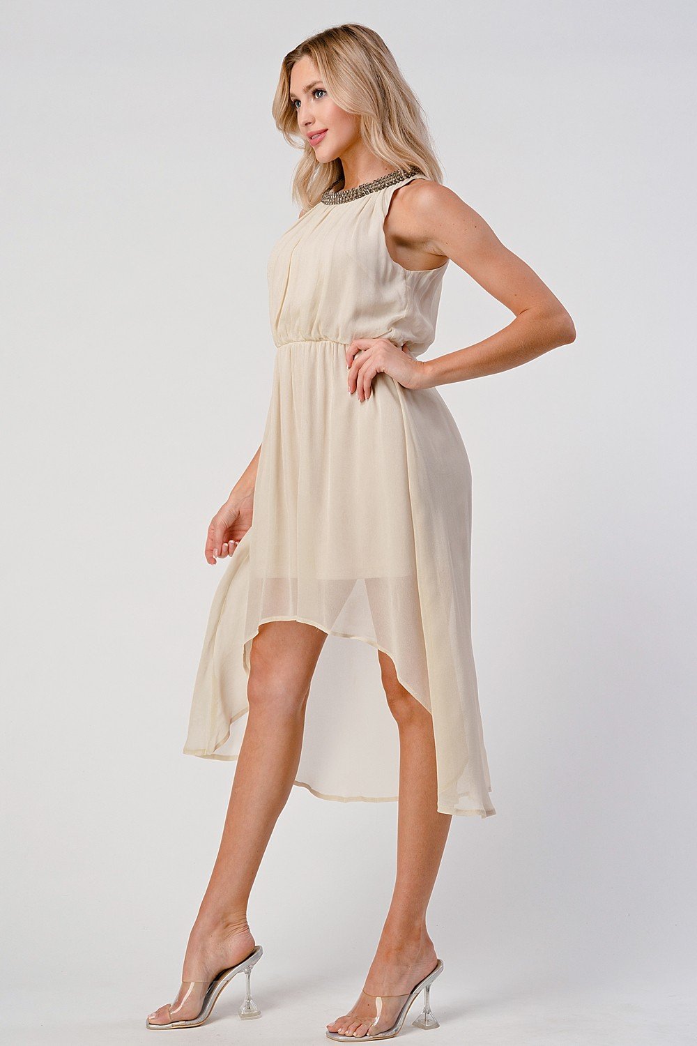 Vestido sin mangas con escote alto y bajo con cuentas