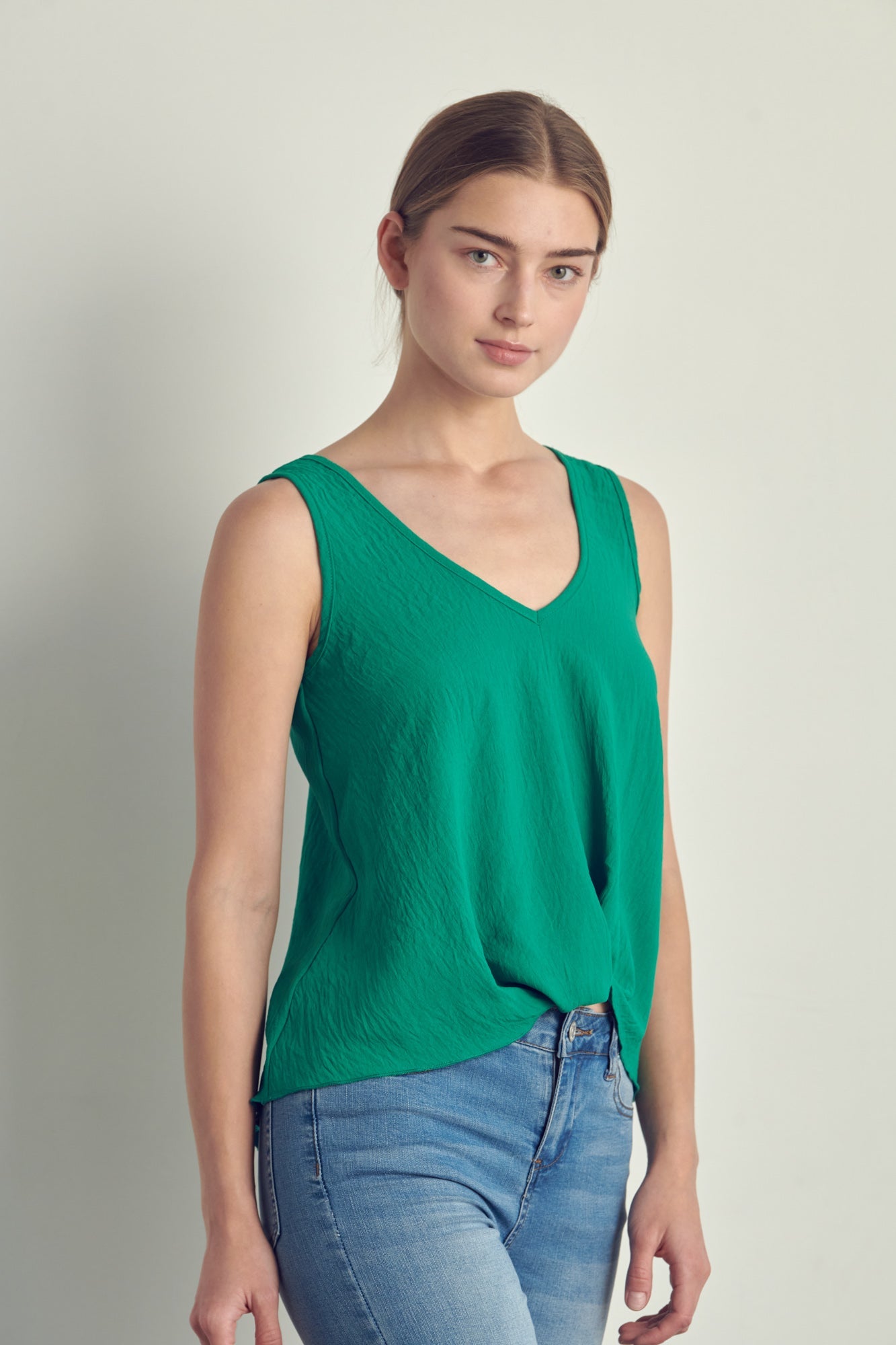 V-neck sleeveless knotted front hi-low top