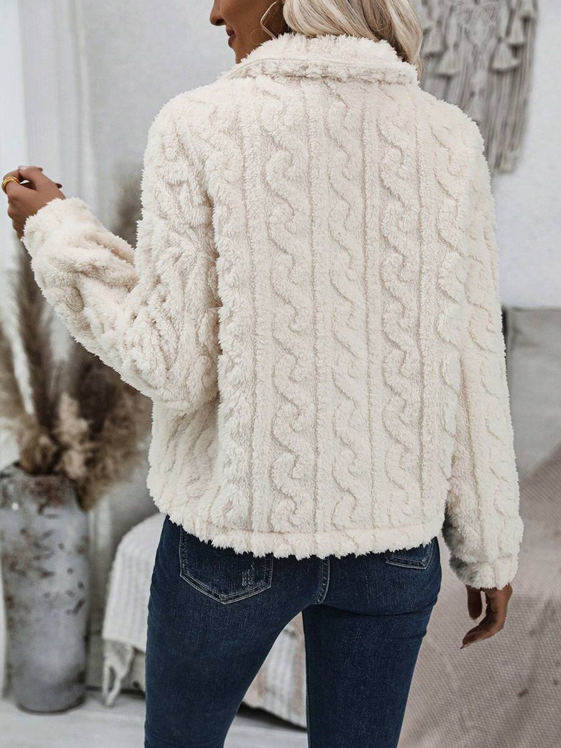 Veste à col boutonné duveteux